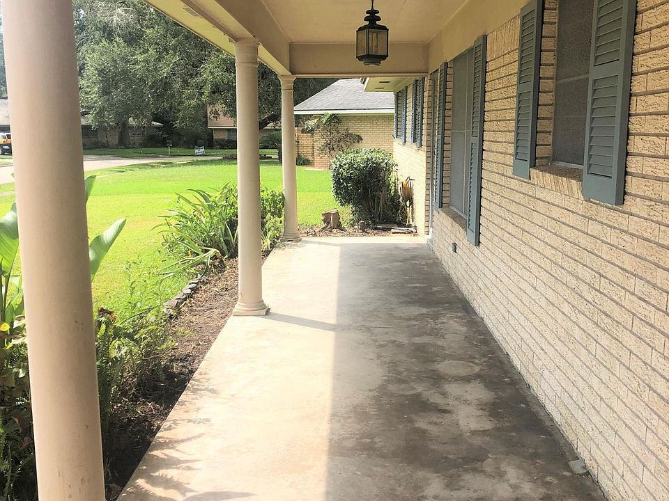 1st image of 205 Oakwood Dr