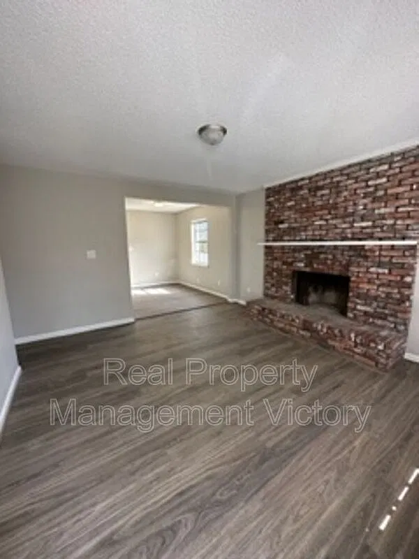 3 bed, 1.5 bath, 1066 sqft, $1,300 — Photo 2