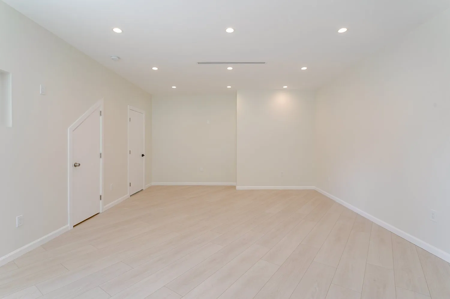 2 bed, 1000 sqft, $3,300 — Photo 3