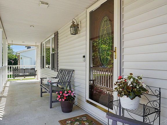 3rd image of 831 Mayflower Dr