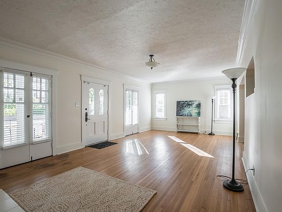 Very spacious living room