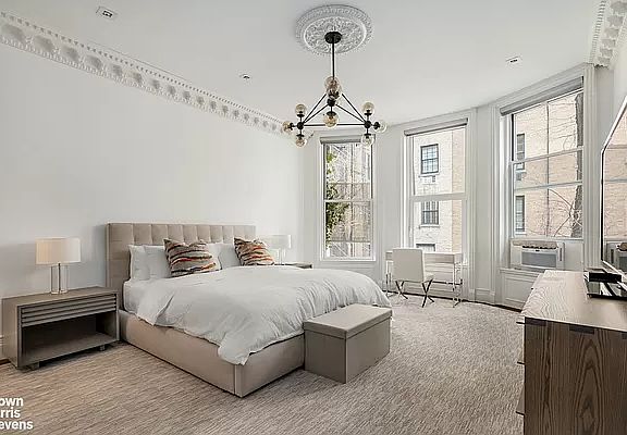 2nd image of 165 E 71st St APT 1