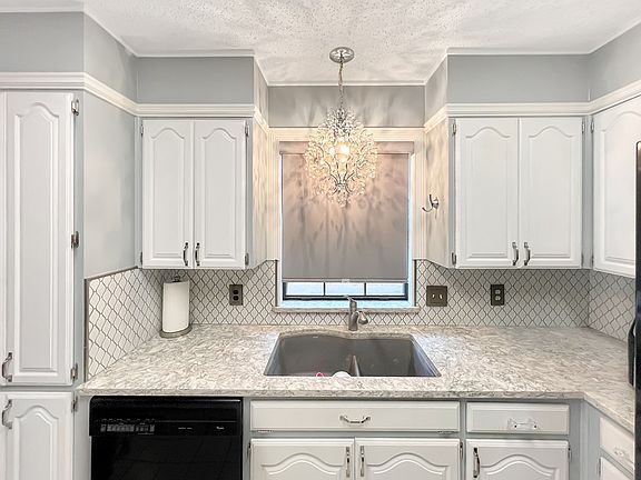 5th image of 4726 Royal Oak Dr