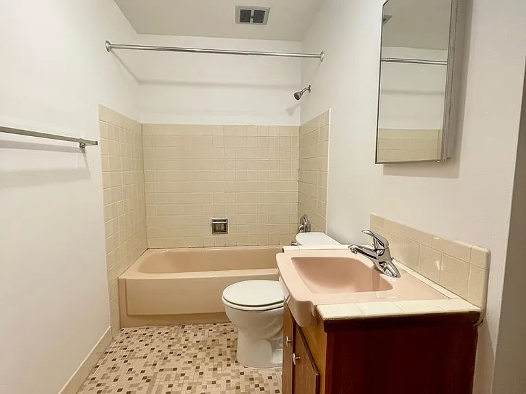 Escolier Apartments — Photo 65