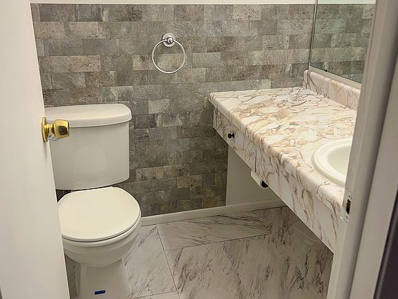5th image of 200 Woodmont Avenue #127