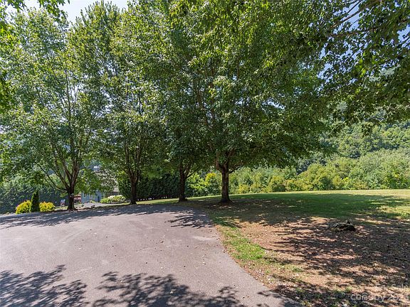 3rd image of 9 Kinross Ln