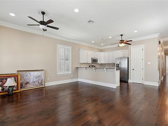4th image of 925 Weyer St