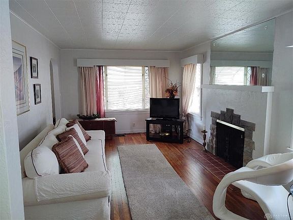 3rd image of 219 E Hillcrest Ave