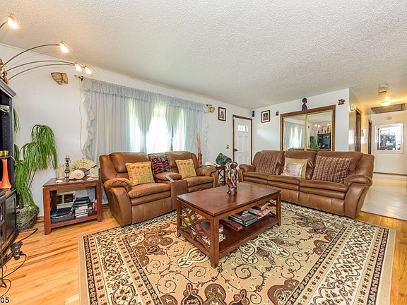 4th image of 10 Newport Ave