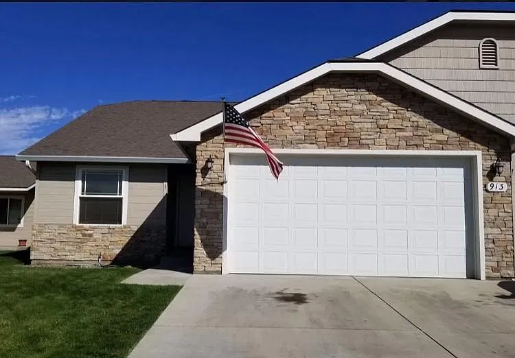 3 bed, 1288 sqft, $2,050 — Photo 1