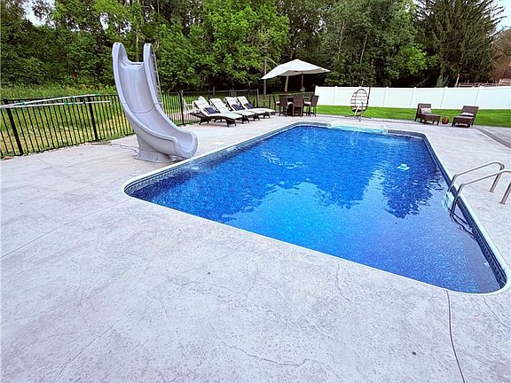 4th image of 12 Laureldale Dr