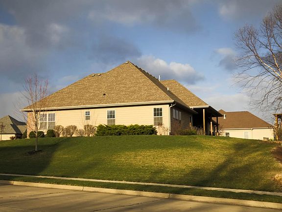 Large side yard, cul-de-sac street.