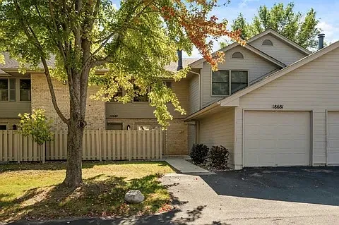 2 bed, 1.5 bath, 1402 sqft, $2,400 — Photo 2