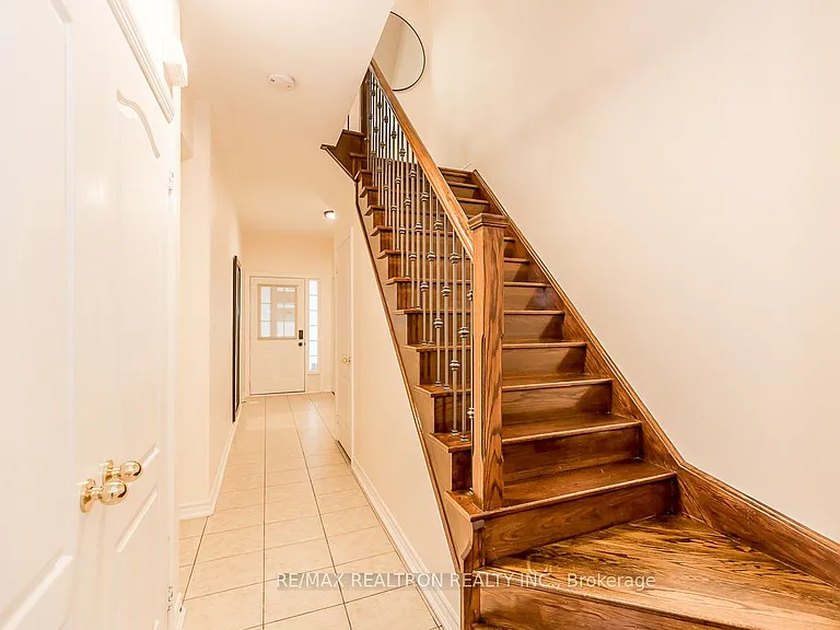 28 Donald Buttress Blvd W — Photo 14