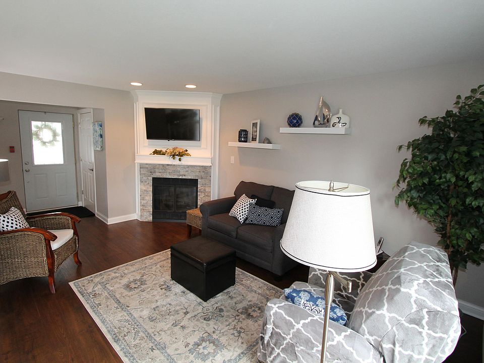 1st image of 300 Foxwood Dr