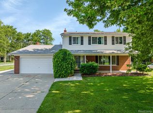 23415 Denton St, Clinton Township, MI 48036