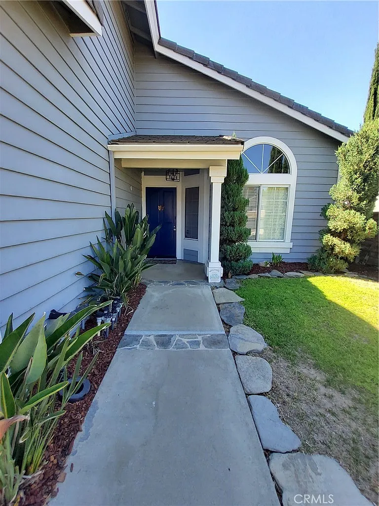 3 bed, 2.5 bath, 1410 sqft, $4,200 — Photo 2