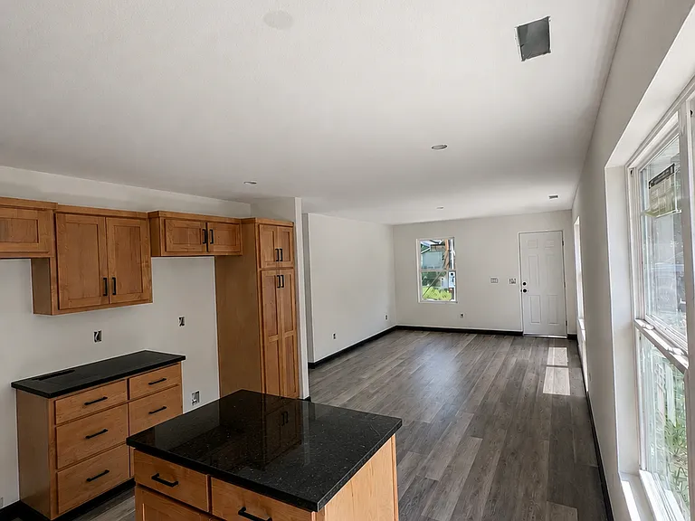 1018 E 10th St #1 — Photo 4