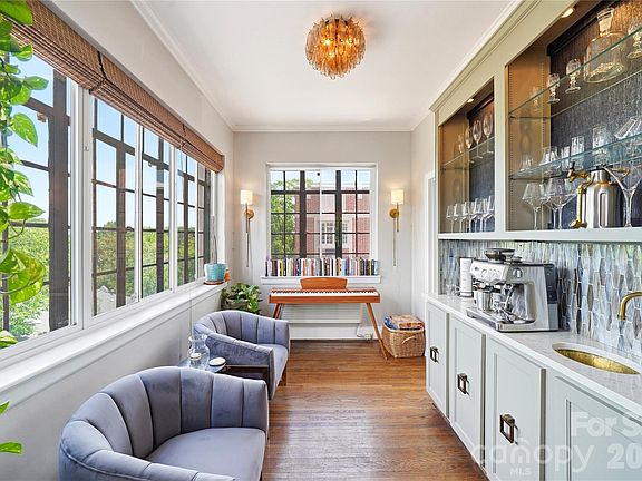 2nd image of 301 W 10th St APT 506