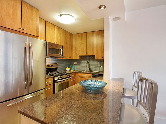 3rd image of 115 E 9th St APT 9D