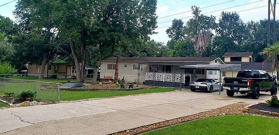 Front yard gated. Big driveway