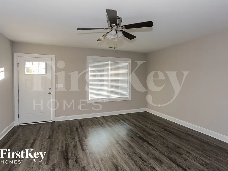 118 Akron Ave — Photo 6
