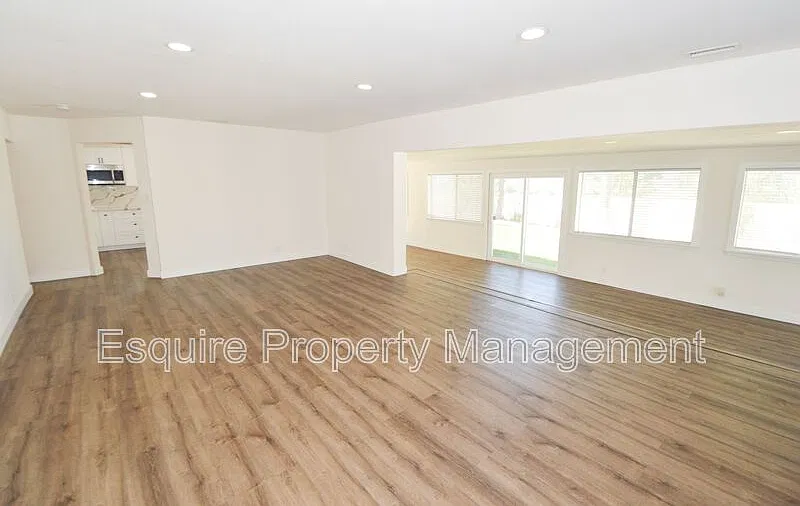 3 bed, 3.0 bath, 2900 sqft, $5,495 — Photo 4