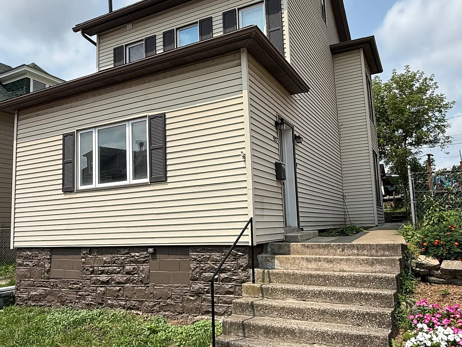 3 bed, 1730 sqft, $1,100 — Photo 1