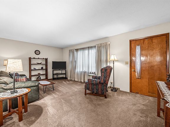 3rd image of 695 Eastview Dr
