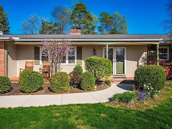4th image of 1490 Pemberton Dr