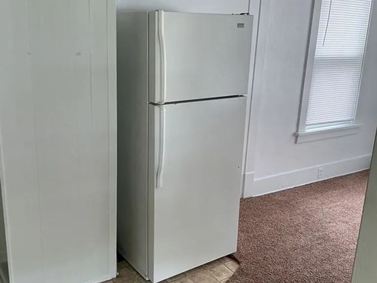 1512 E Gardner Ln — Photo 2