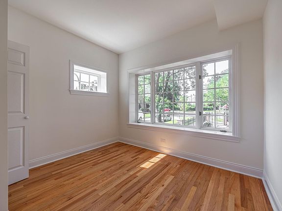 5th image of 3105 N Harding Ave #2E