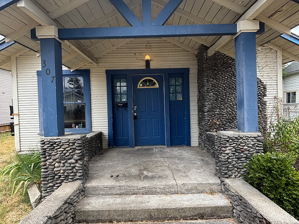 307 SW I St