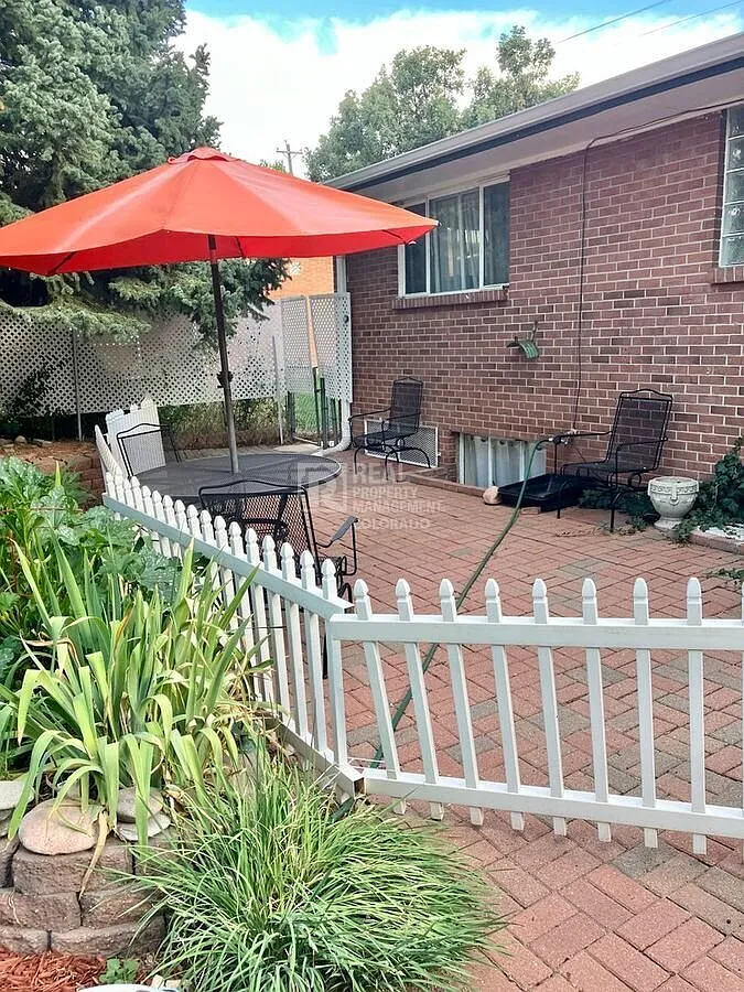 Welcome home to this beautiful 1-bedroom, 1 bathroom furnished basement level apartment located i... — Photo 1