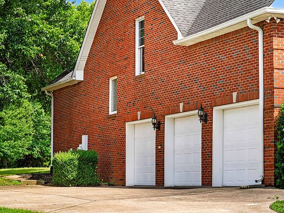 3rd image of 123 Ewing Dr