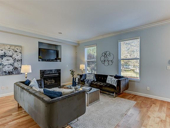 3rd image of 503 W Kingsbury Sq