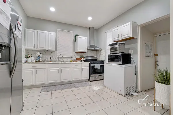 Rented by The Agency | media 4