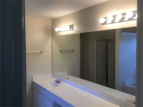 4th image of 320 Winthrop Ln