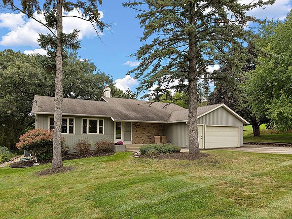 2nd image of 803 Sierra Ln NE