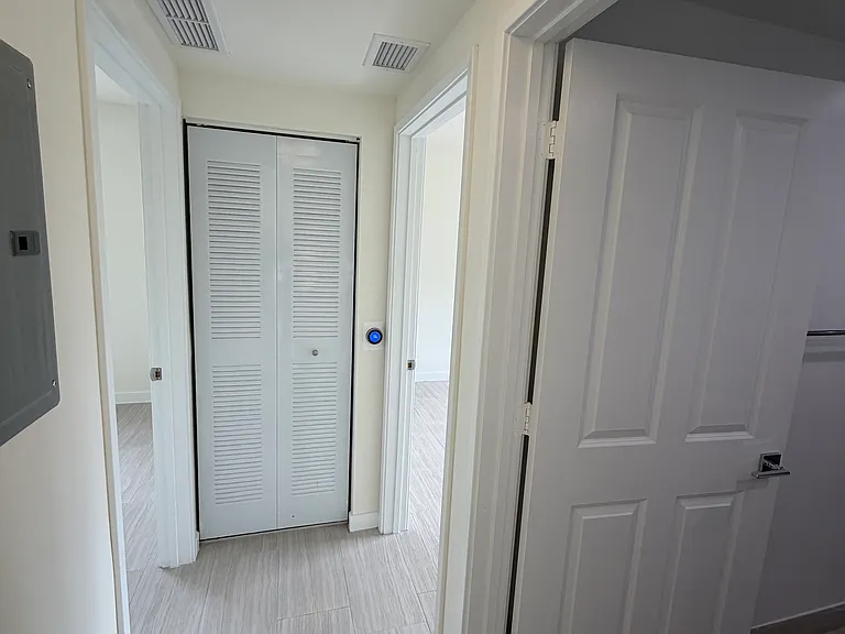 445 NE 39th St #304 — Photo 12