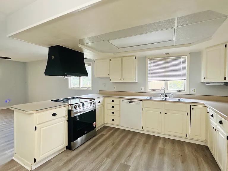 3204 Forsyth Dr — Photo 3