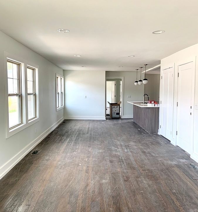 1st image of 4311 Roanoke Pkwy #2