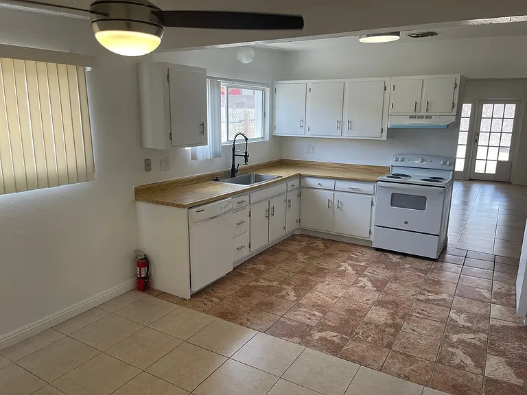 5055 Blanton Dr — Photo 8