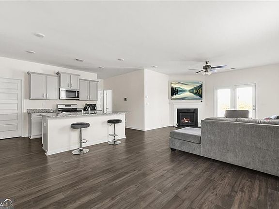 5th image of 32 Graham Campbell Ln