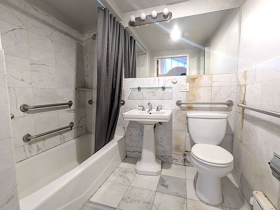 4th image of 212 W 71st St #1A