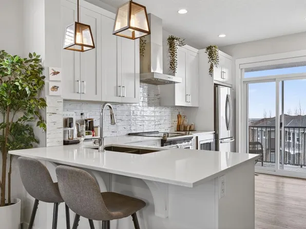 355 W Nolancrest Hts NW #809, Calgary, AB T3R 0Z9