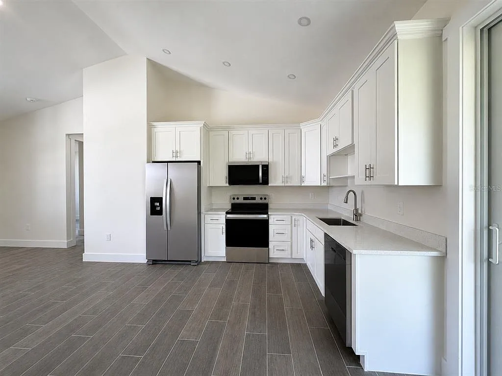 3 bed, 2.0 bath, 1196 sqft, $1,900 — Photo 4
