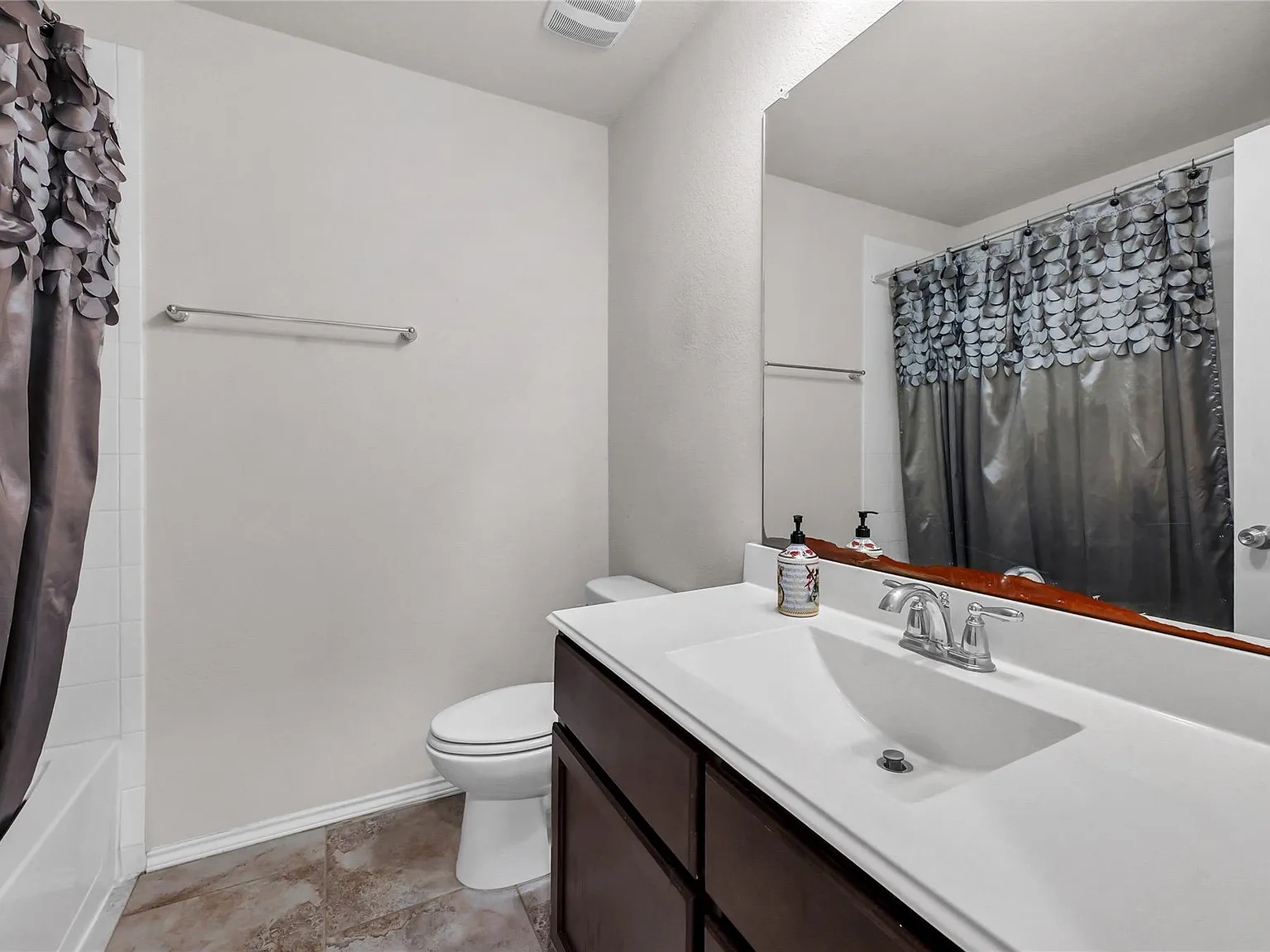 4 bed, 2.0 bath, 1960 sqft, $2,300 — Photo 4