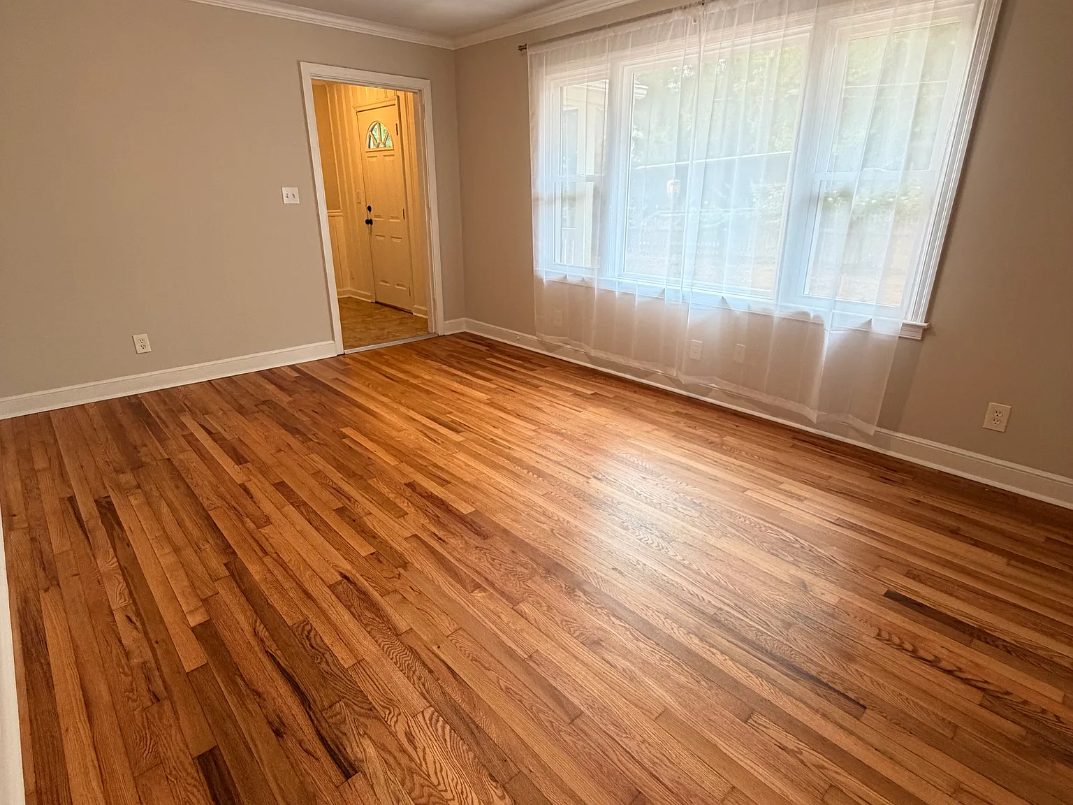 3 bed, 1056 sqft, $2,400 — Photo 2