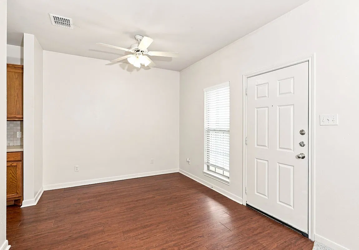 2100 2106 Breezy Dr - 2104 Breezy — Photo 4